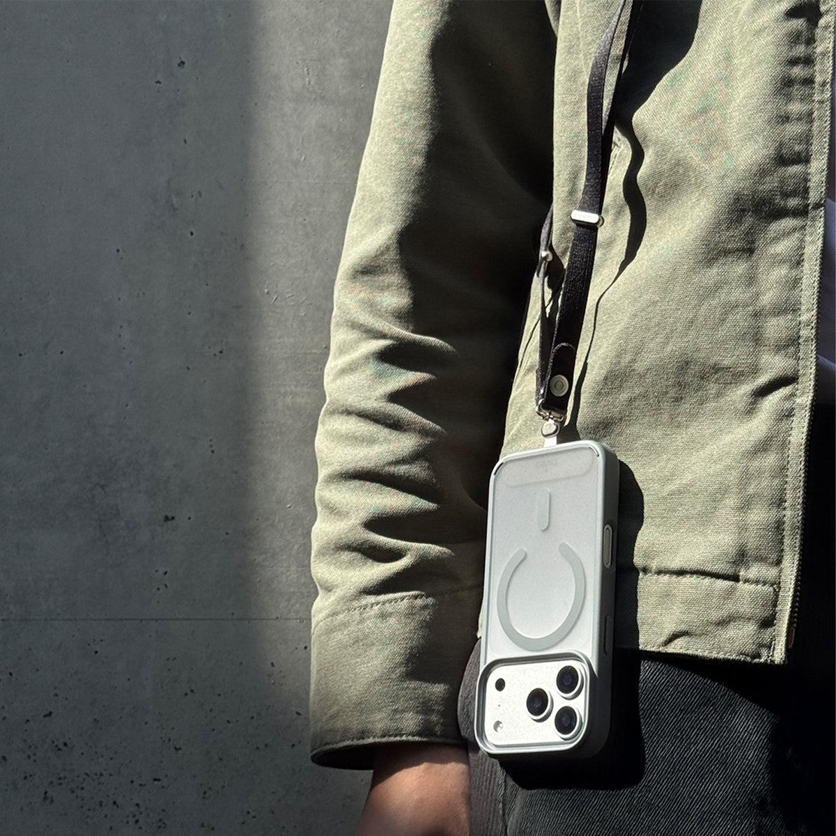 “Move Lace” crossbody strap for smartphones