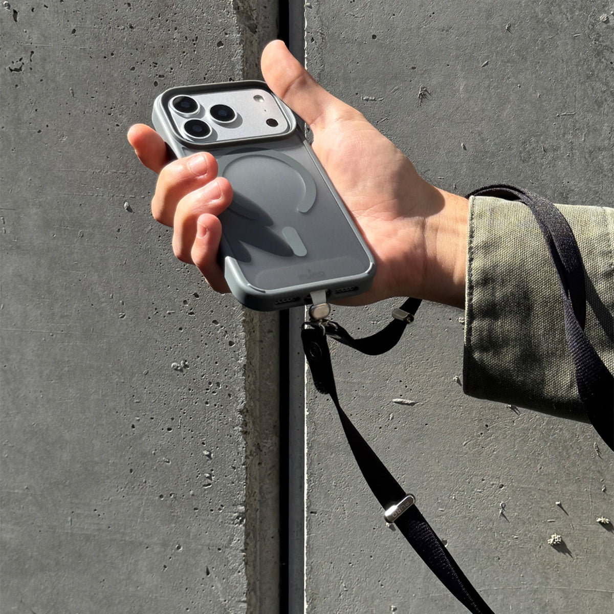 “Move Lace” crossbody strap for smartphones