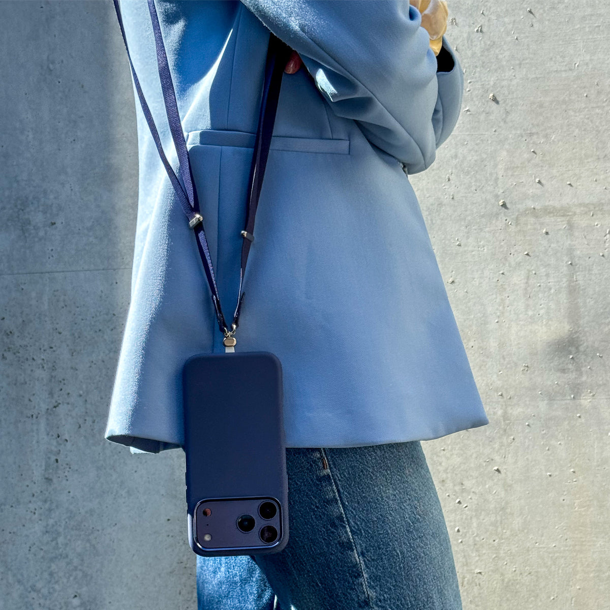 “Move Lace” crossbody strap for smartphones