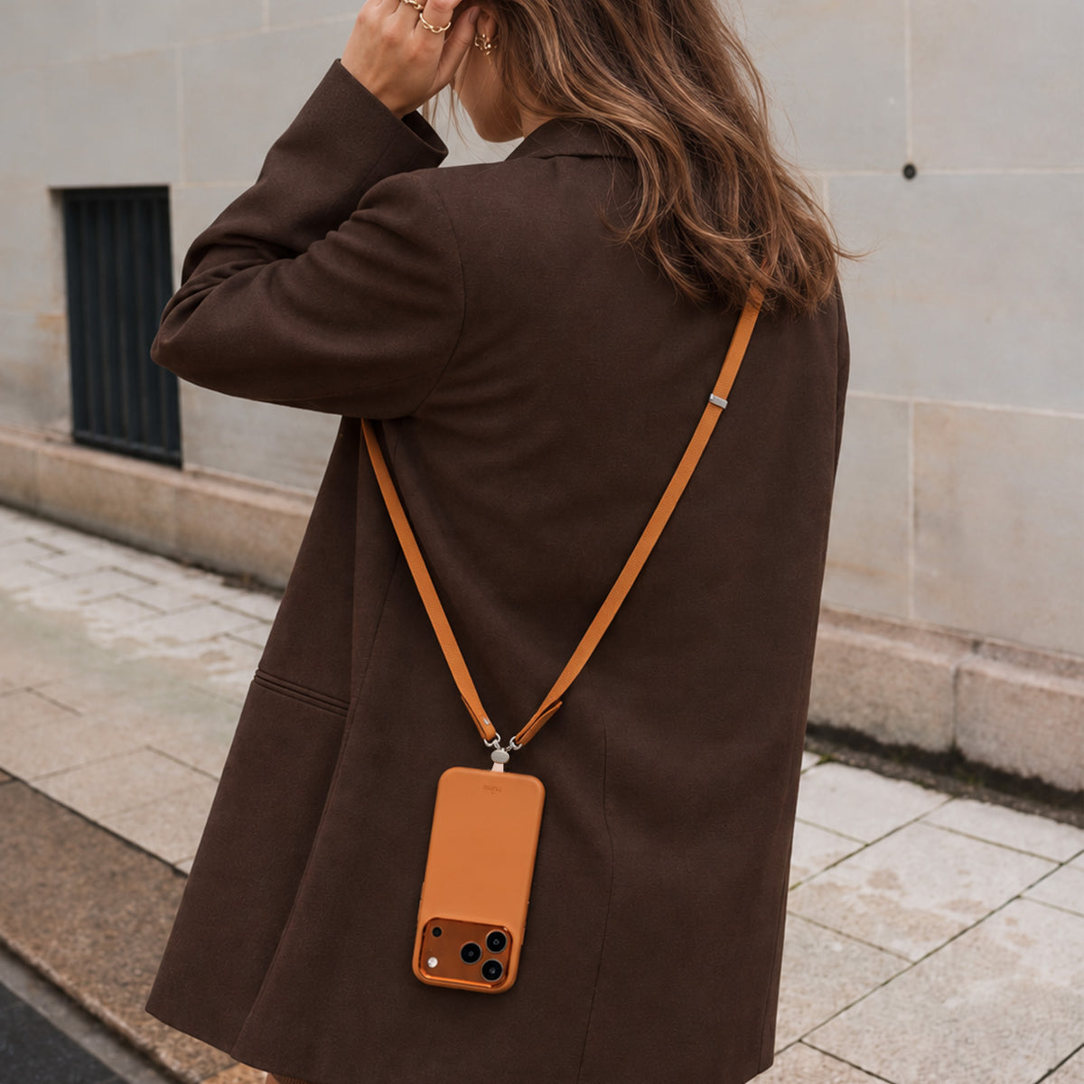“Move Lace” crossbody strap for smartphones