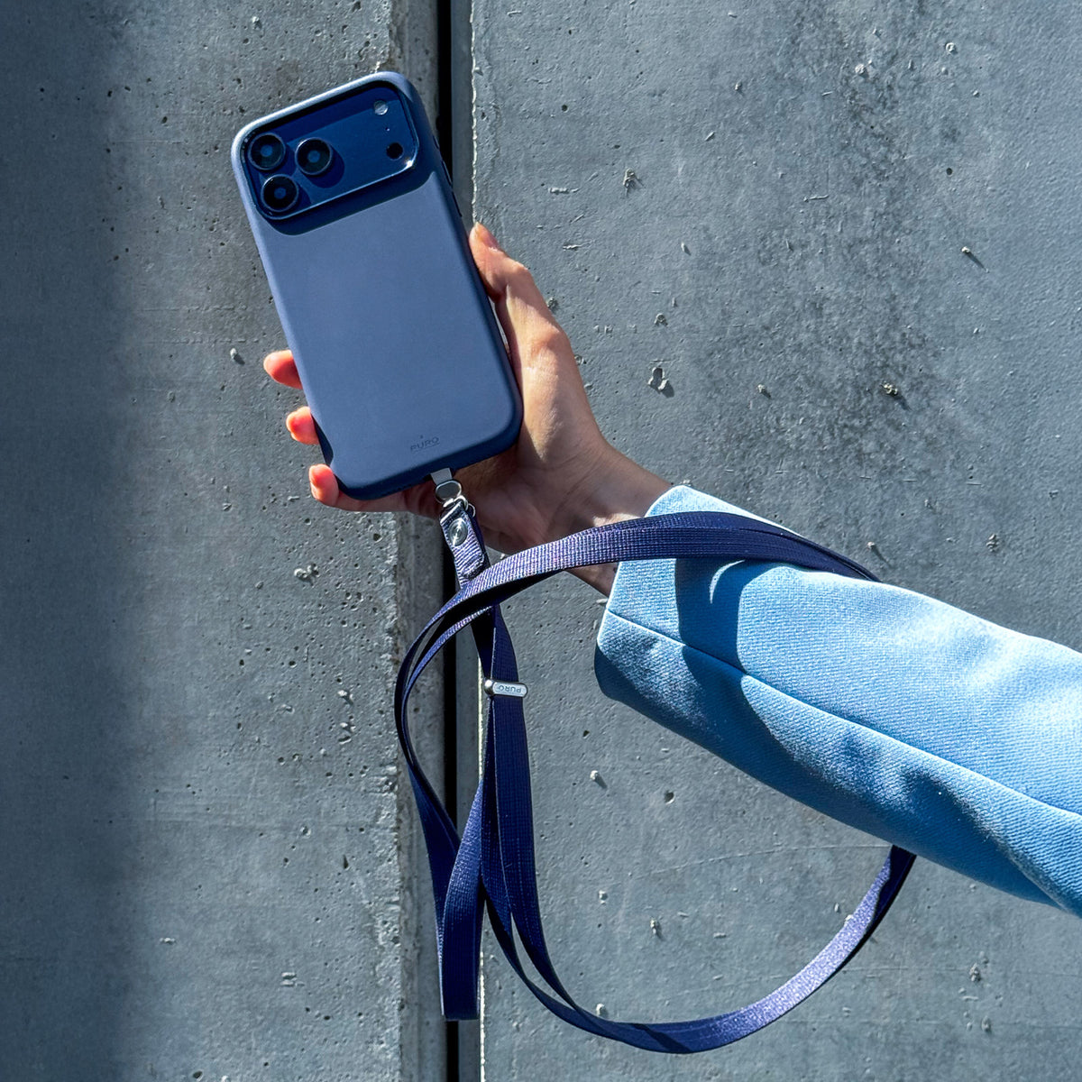 “Move Lace” crossbody strap for smartphones