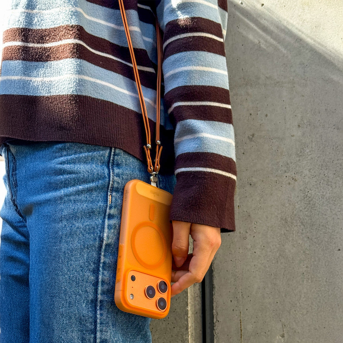 “Move Lace” crossbody strap for smartphones