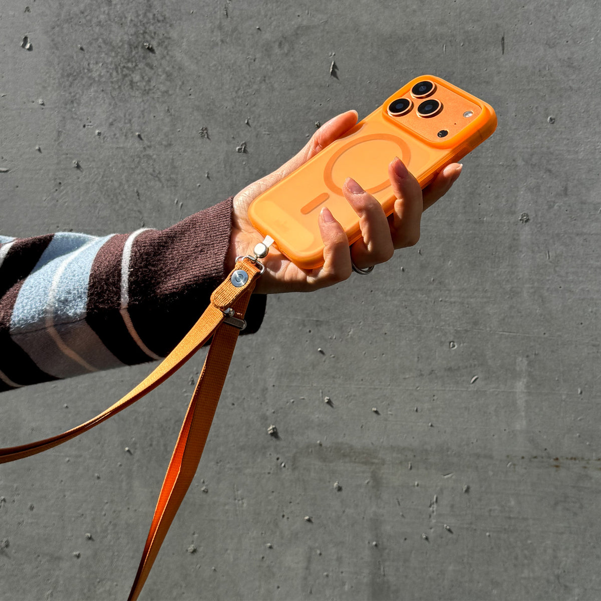 “Move Lace” crossbody strap for smartphones